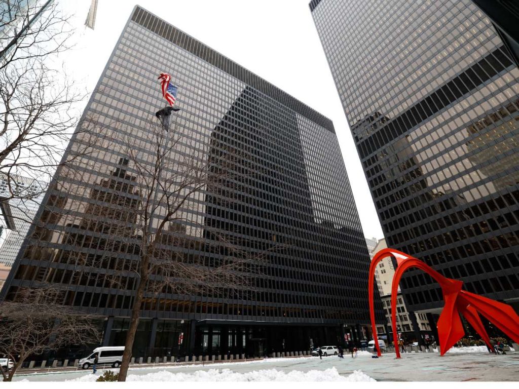 Una vista del Tribunal Federal Everett McKinley Dirksen, donde Joaquín Guzmán López, hijo del condenado narcotraficante mexicano “El Chapo” Guzmán, comparece para una audiencia de cambio de declaración en su caso por tráfico de drogas, en Chicago, Illinois, el 1 de diciembre de 2025. Fotografía/ AFP