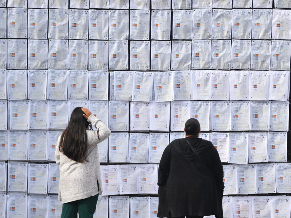 De acuerdo con el alcalde, las 492 actas con papeletas colocadas en el muro confirman su triunfo electoral frente a Juan Diego Zelaya, candidato del Partido Nacional, cuyo aspirante presidencial es Nasry Asfura. Fotografía/ AFP