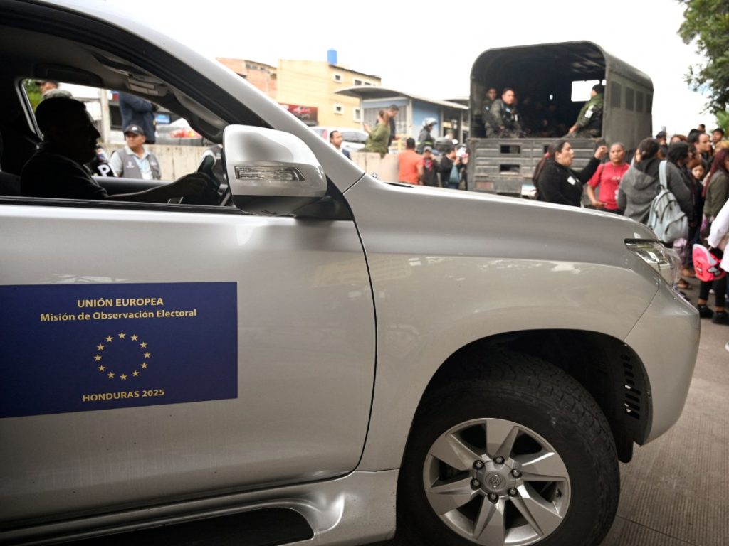 Un vehículo de la Misión de Observación Electoral de la Unión Europea llega a la sede del INFOP, donde se realiza el recuento del material electoral de las elecciones presidenciales en Tegucigalpa. Fotografía/ AFP