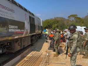 Autoridades federales resguardan la zona e inician peritajes para investigar las causas del descarrilamiento del tren interoceánico en Nizanda, Oaxaca. Fotografía/ AFP
