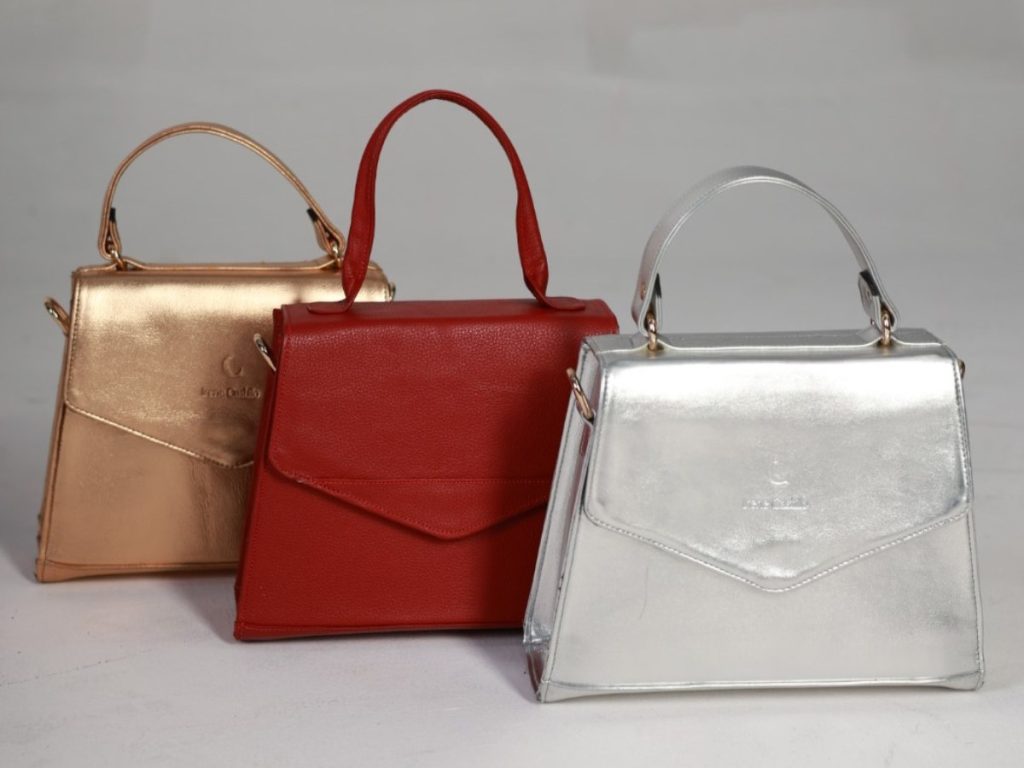 Bolsos estructurados en dorado, rojo y plata de la colección Infinita, el nuevo lanzamiento de Irene Castillo que destaca por su diseño artesanal y contemporáneo.