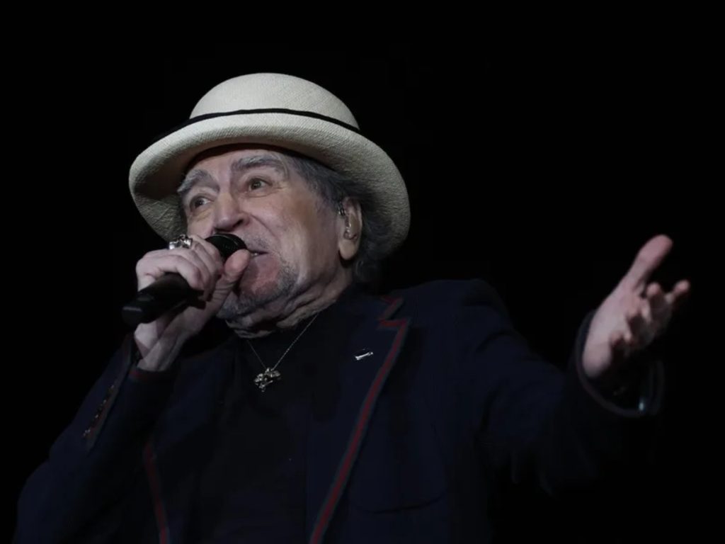 oaquín Sabina durante el concierto ofrecido este domingo en el Movistar Arena de Madrid, donde anunció su despedida definitiva de los escenarios.