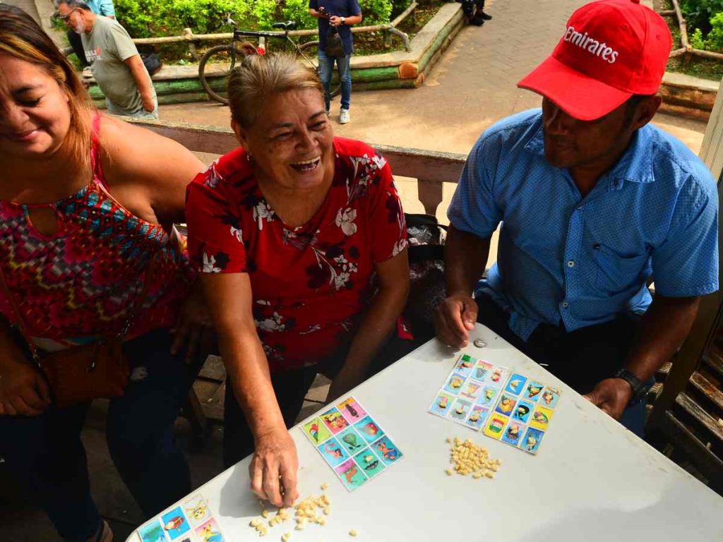 Vecinos y visitantes Atiquizaya disfrutan una partida de lotería, entre risas y tradición, en una actividad que revive el folclore y la alegría popular del municipio.