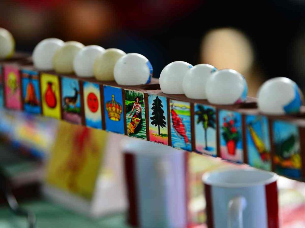 Cartones coloridos y fichas dan vida a la Lotería de Atiquizaya, un juego cargado de humor y tradición que sigue conquistando generaciones en El Salvador.