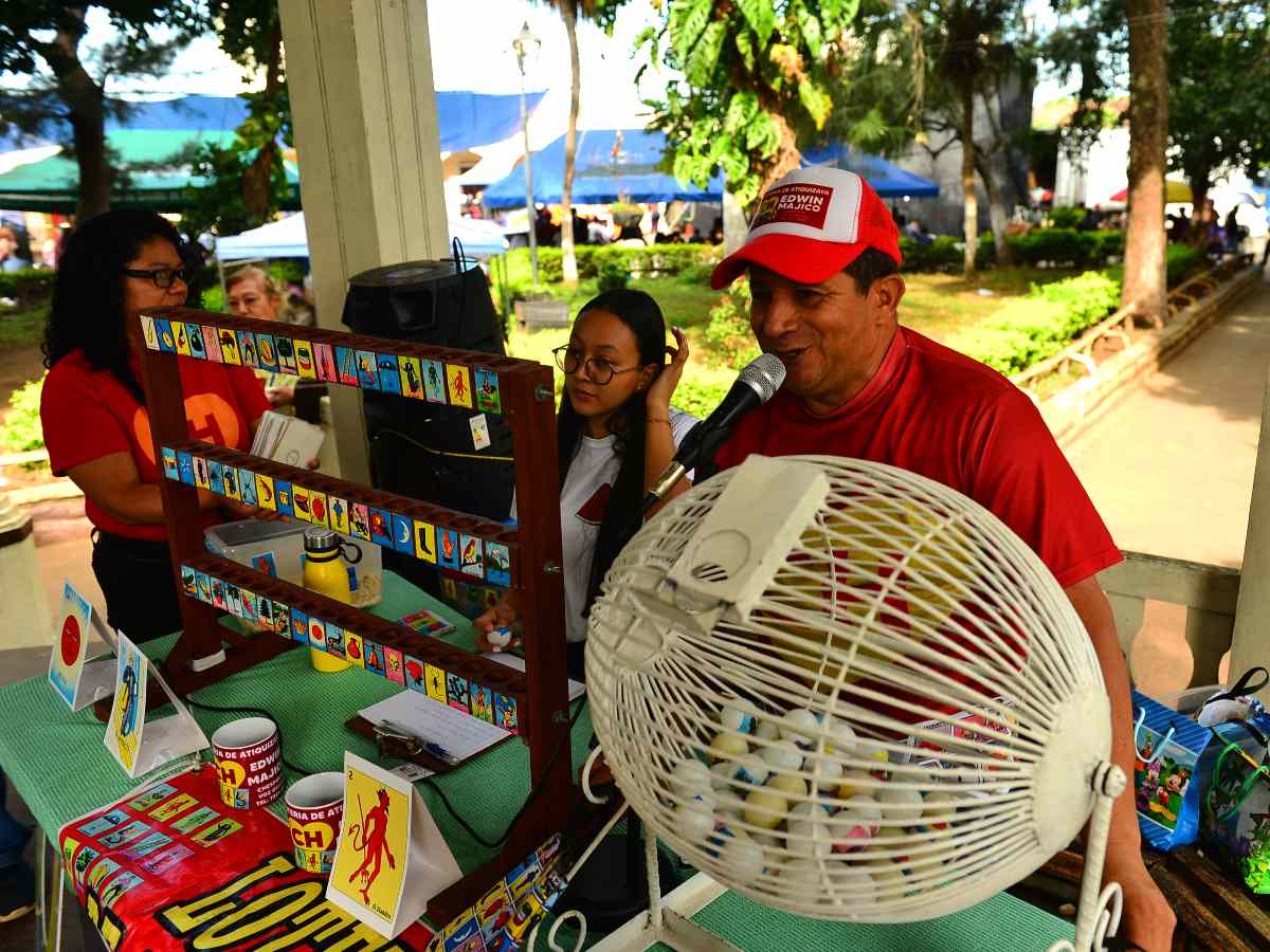 Edwin “Chespirito” Majico anima con carisma una jornada de Lotería de Atiquizaya, llenando el parque de risas, folclore y picardía salvadoreña.