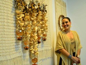 Lula Mena presenta su instalación “Cuando el tronco florece”, una obra que transforma la memoria y los desechos marinos en arte cargado de esperanza.