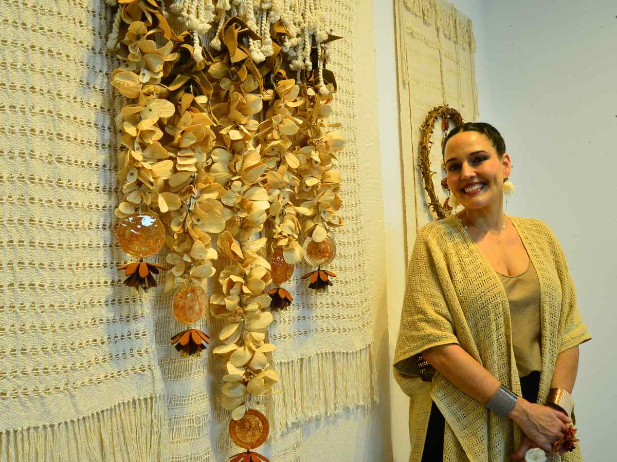 Lula Mena presenta su instalación “Cuando el tronco florece”, una obra que transforma la memoria y los desechos marinos en arte cargado de esperanza.