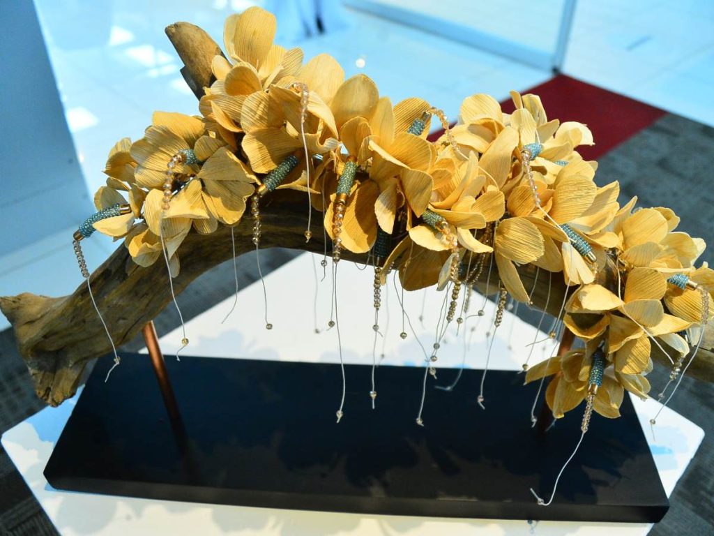 La obra “Belleza”, de Lula Mena, fue creada con tronco marino y tusa de maíz. Representa lo que florece cuando una etapa sana y se revela con luz propia.