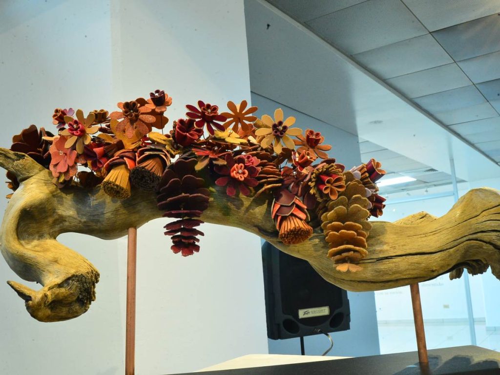 La obra “Renacer”, de Lula Mena, está elaborada con recortes de cuero reutilizado. Representa la fuerza vital que emerge del desprendimiento y levanta el espíritu.