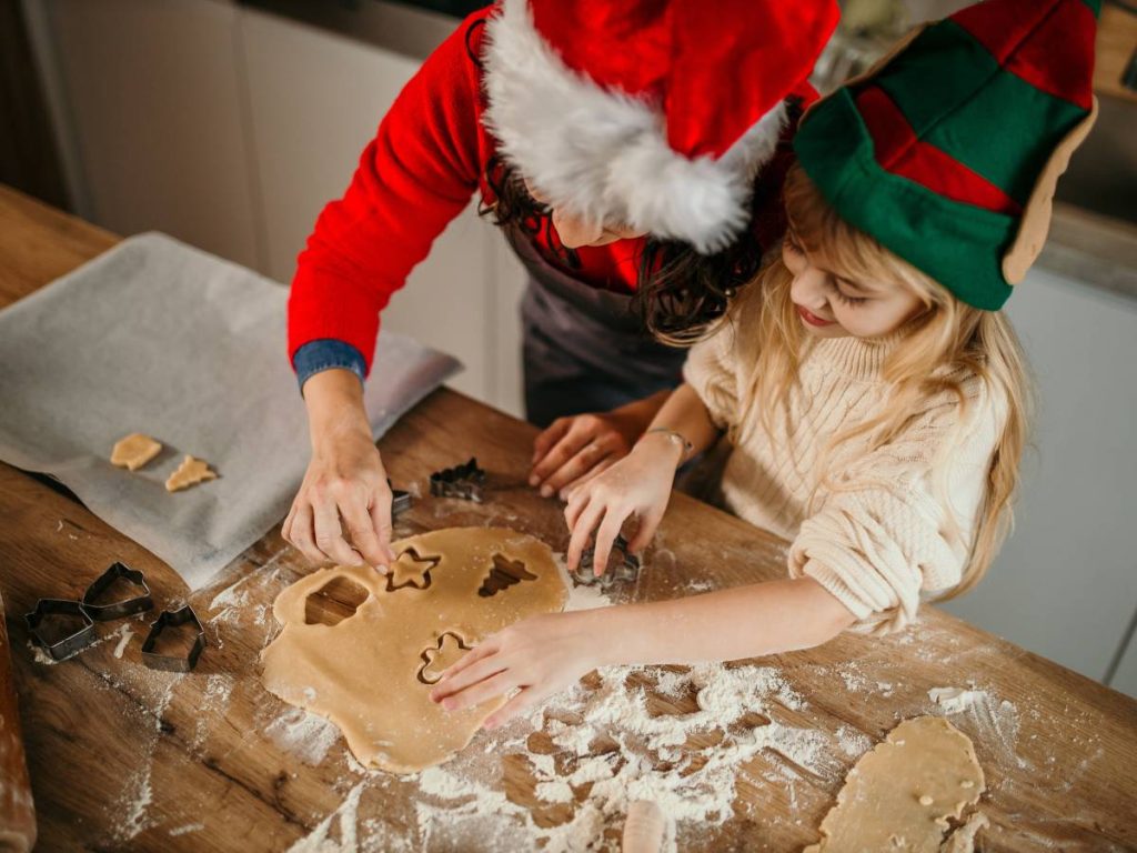 Con ayuda de Alexa, preparar galletas navideñas se vuelve una actividad divertida y guiada por voz, ideal para compartir tiempo de calidad en familia.