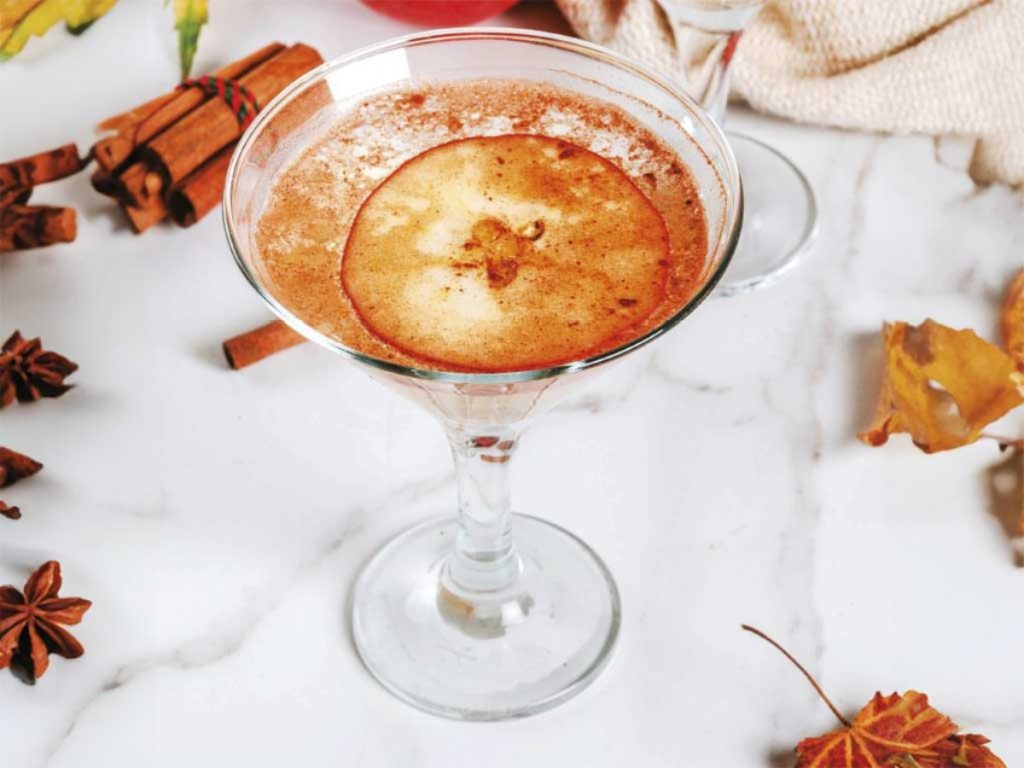 Dulce, especiado y reconfortante, este mocktail de manzana y caramelo es el abrazo en copa ideal para compartir en las noches festivas.