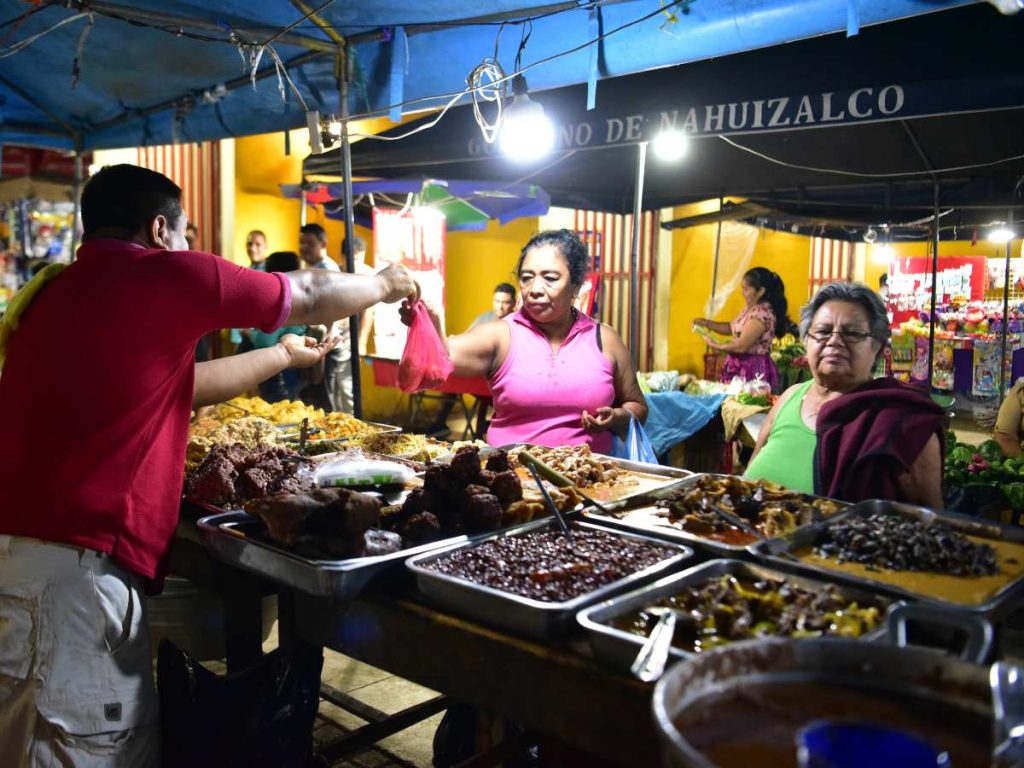 Cada noche, el mercado de Nahuizalco ofrece un festín de comida típica salvadoreña, con porciones generosas, sabores caseros y ambiente acogedor para toda la familia.