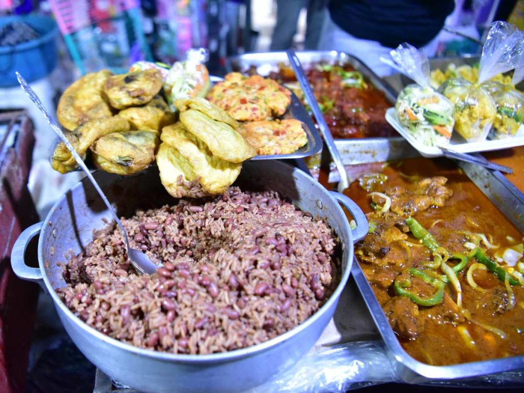 Casamiento, rellenos de güisquil y pacaya, chiles en huevo y bistec encebollado son parte de la oferta casera del mercado nocturno de Nahuizalco.