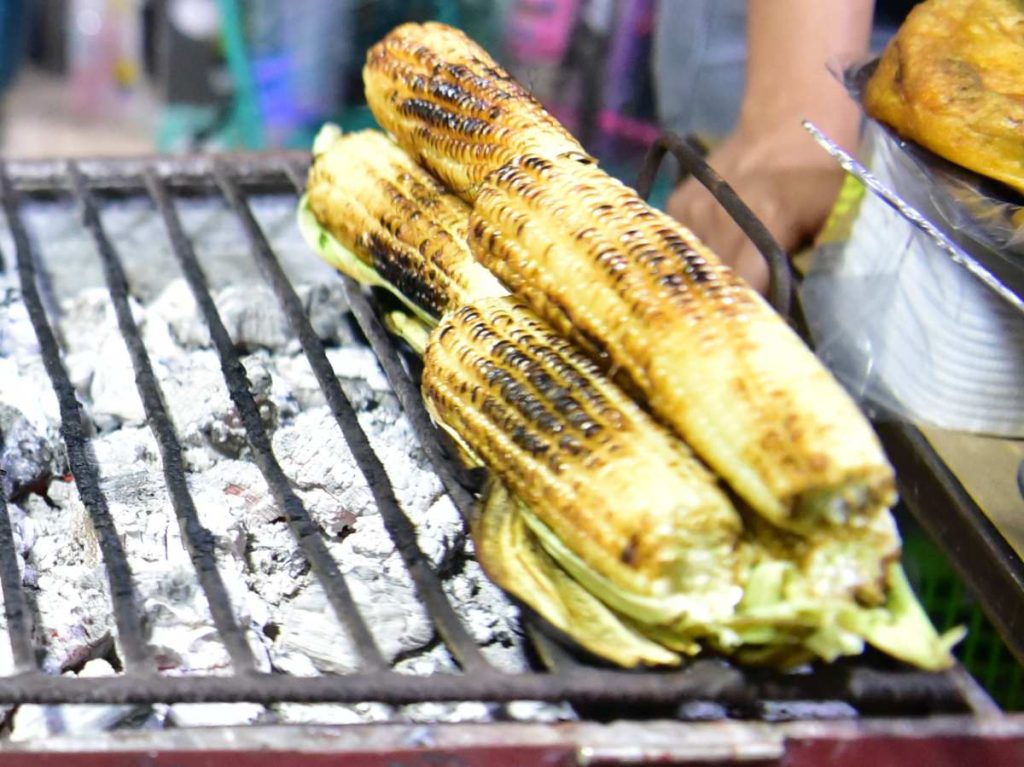 Elotes y plátanos asados al carbón se ofrecen como antojitos clásicos en Nahuizalco.