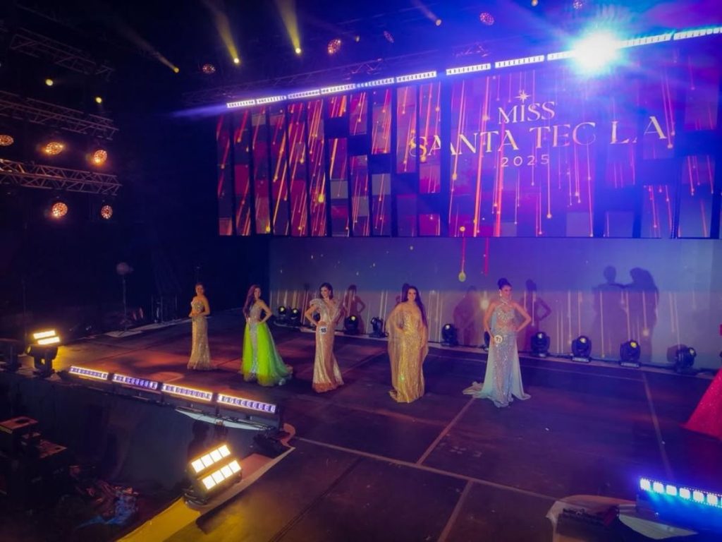 El escenario del Miss Santa Tecla 2025 brilló con elegancia, luces y entusiasmo en una noche inolvidable que celebró la belleza y el orgullo tecleño.