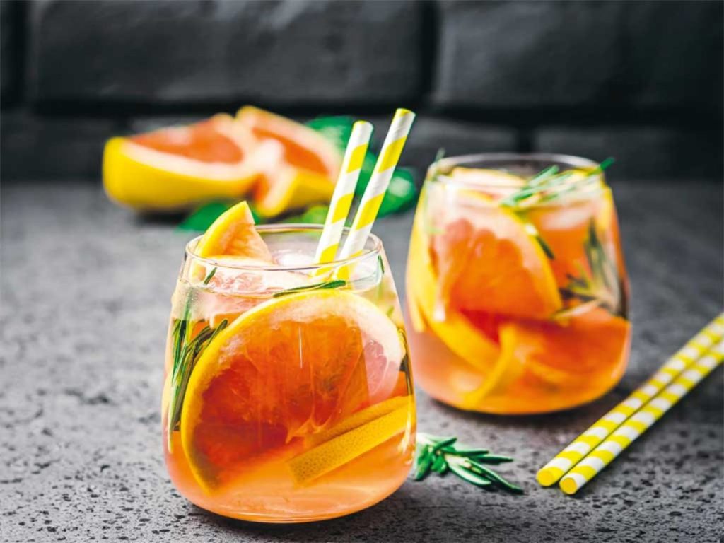 Aromático y sofisticado, este mocktail de toronja, limón, jengibre y romero es el toque gourmet que tu brindis de fin de año estaba esperando.