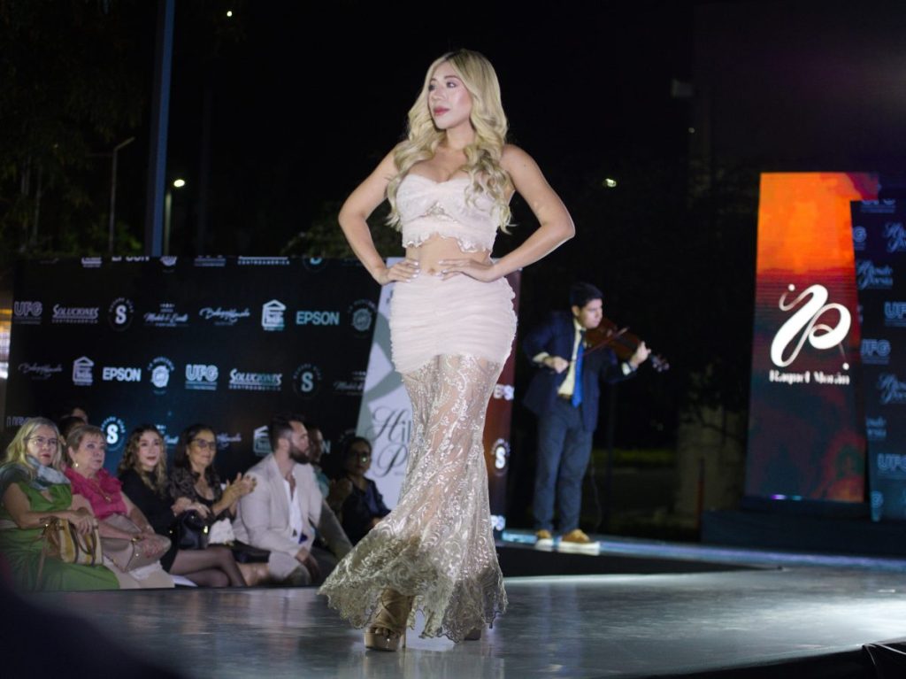 Revelación onírica de Raquel Morán envolvió la pasarela en un romanticismo delicado construido con encajes, pedrería y una atmósfera llena de fantasía.