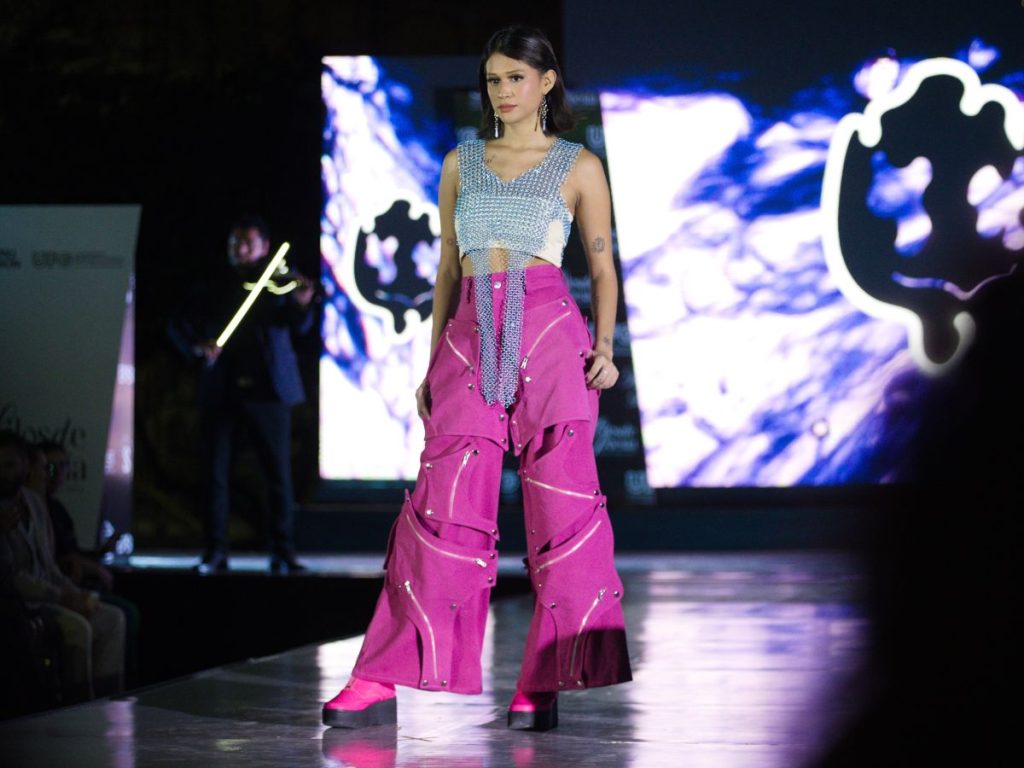 Amorte, de Misael Tepas, destacó por sus capas dinámicas y el uso inesperado de malla de cota en tonos suaves que aportaron innovación y carácter urbano.