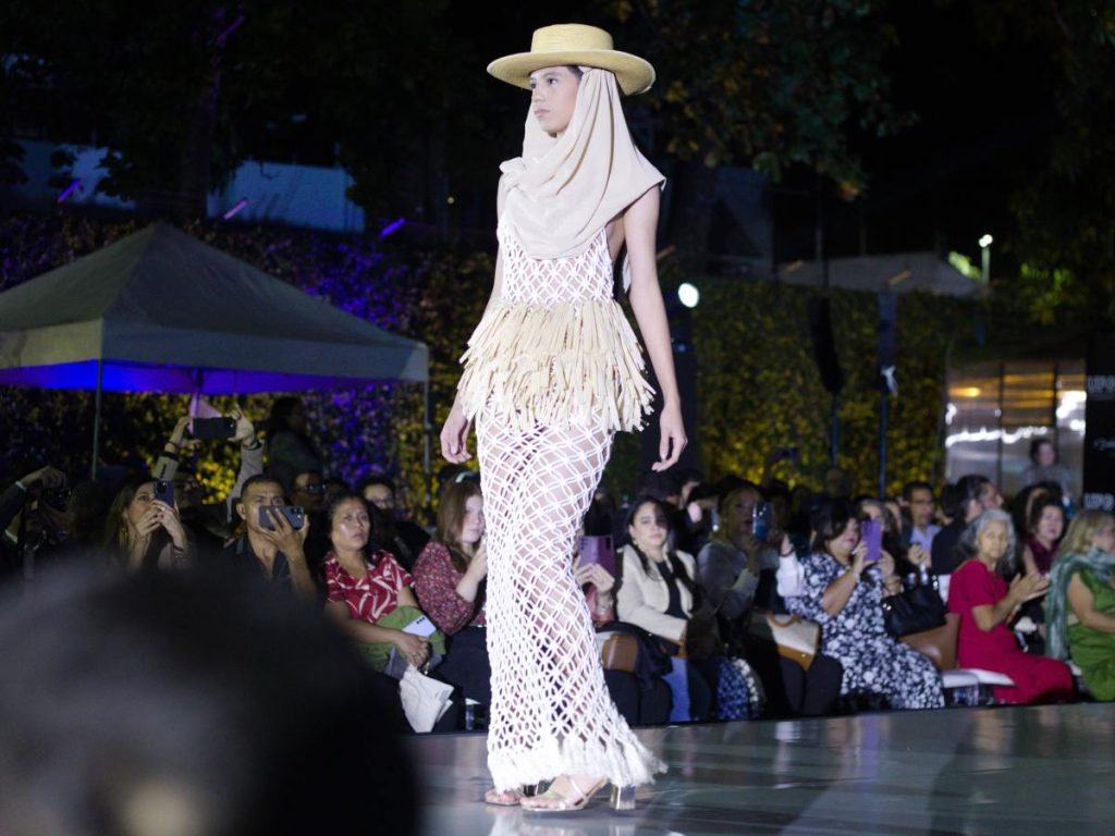 Zafra, la propuesta de Mirian González, abrió la Pasarela Hilos de Poesía con un macramé cálido y lleno de textura que celebró tradición y sensibilidad artesanal.