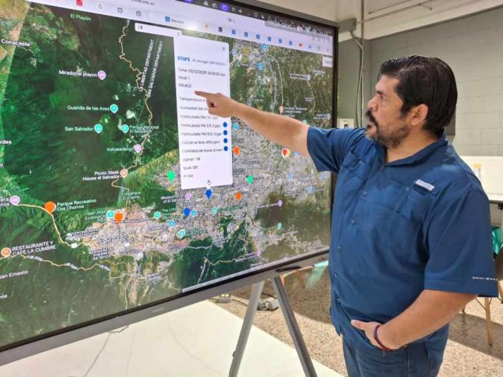 El ingeniero Carlos Pacas muestra los registros de uno de los sensores de monitoreo en instalados en el país. Fotografía/ elsalvador.com