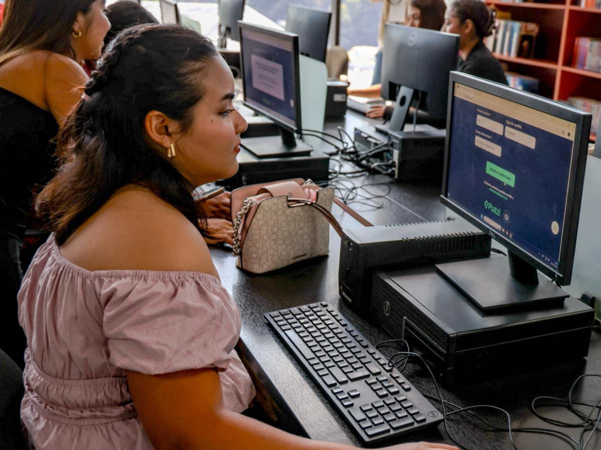 Certifícate ofrece más de 1,600 cursos gratuitos en modalidad virtual, disponibles para toda la población salvadoreña. Foto/ Cortesía