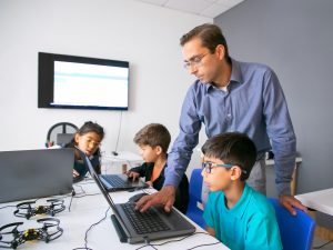 Educación con IA en El Salvador. Imagen/ Freepik