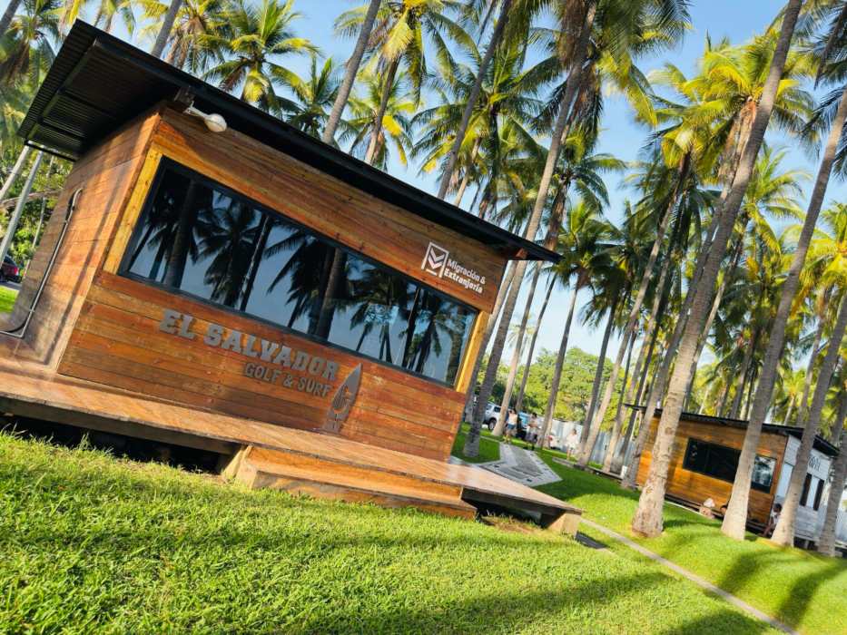 Oficina de Migración en Surf City Punta Roca