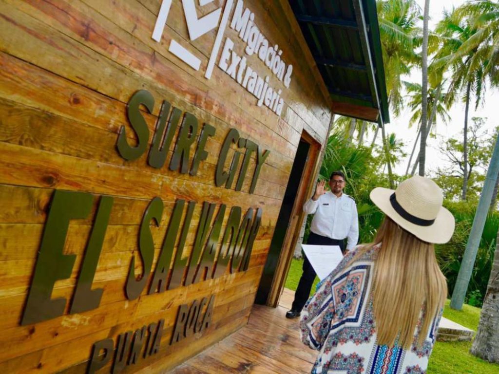 Oficina de Migración en Surf City Punta Roca