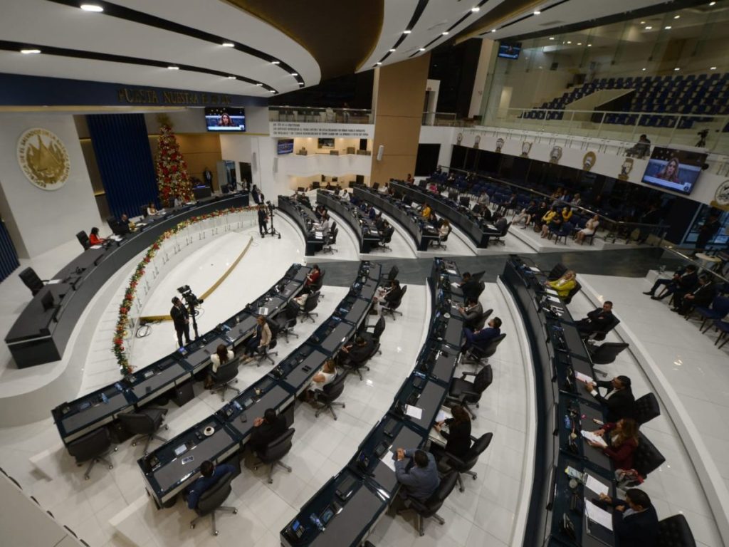 Educación y Salud figuran entre los ramos con mayor asignación en el presupuesto 2026, tras la redistribución de recursos aprobada por los diputados. Fotografía/ elsalvador.com