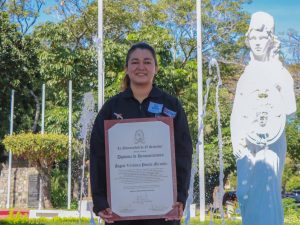 Ángela Pineda recibió un reconocimiento de la UES tras destacar en el programa aeroespacial de la NASA. Fotografía/ UES