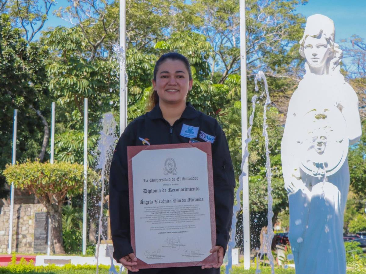 Ángela Pineda recibió un reconocimiento de la UES tras destacar en el programa aeroespacial de la NASA. Fotografía/ UES