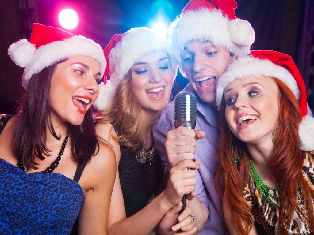 Elegancia, actitud positiva y buenos modales: la fórmula para destacar sin exagerar en la fiesta navideña de la empresa.