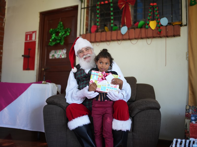Santa Claus fue la gran sorpresa de la jornada navideña organizada por Banco Promerica para los niños de Aldeas Infantiles SOS en Sonsonate.
