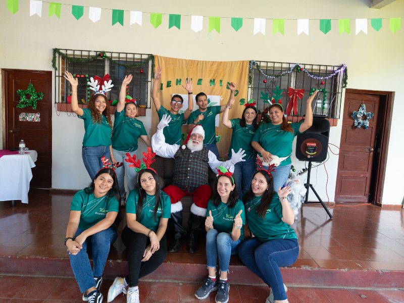 Colaboradores de Banco Promerica participaron como voluntarios en la actividad, llevando alegría y apoyando en la logística del evento.