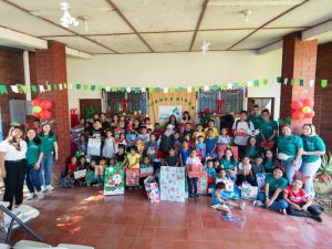 Banco Promerica compartió un momento de alegría navideña con 50 niños de Aldeas Infantiles SOS, reafirmando su compromiso con la niñez salvadoreña.