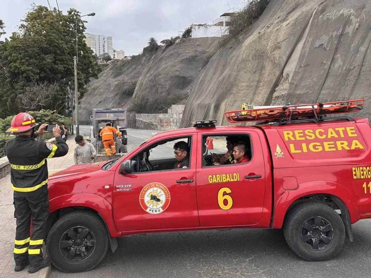 Integrantes de equipos de rescate cierran la avenida Costa Verde, en una fotografía de archivo. EFE/Mikhail Huacán