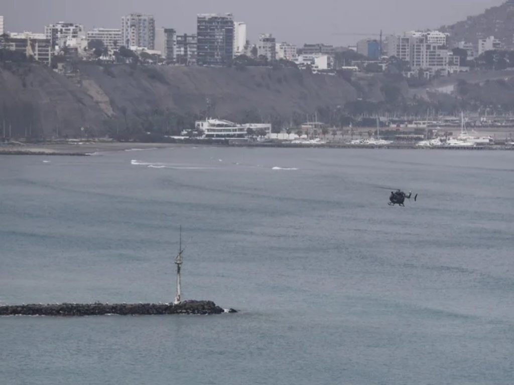 Un helicóptero sobrevuela el litoral de Lima en Costa Verde, en una fotografía de archivo.