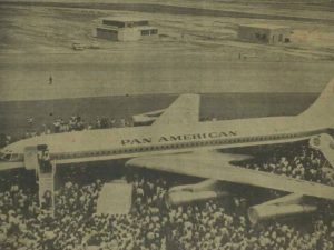 Más de cinco mil personas se congregaron en el Aeropuerto Internacional de Ilopango para presenciar el aterrizaje del primer jet comercial en El Salvador, en 1964.