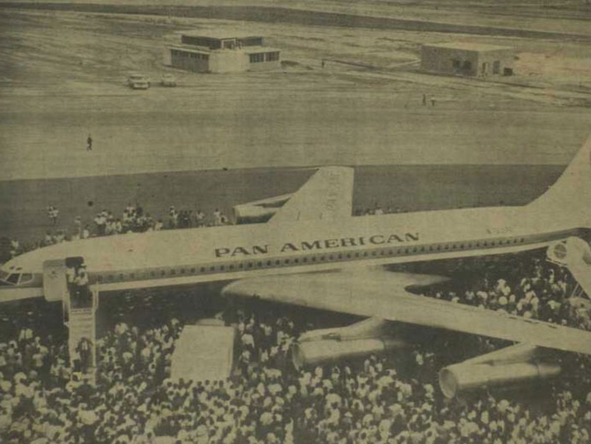 Más de cinco mil personas se congregaron en el Aeropuerto Internacional de Ilopango para presenciar el aterrizaje del primer jet comercial en El Salvador, en 1964.