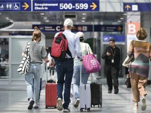 Fotografía de archivo de viajeros caminan por el Aeropuerto Internacional Montreal-Trudeau, en Montreal, Quebec, Canadá.