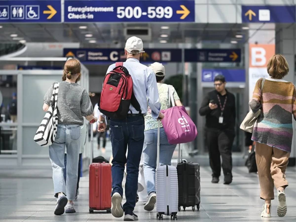 Fotografía de archivo de viajeros caminan por el Aeropuerto Internacional Montreal-Trudeau, en Montreal, Quebec, Canadá.