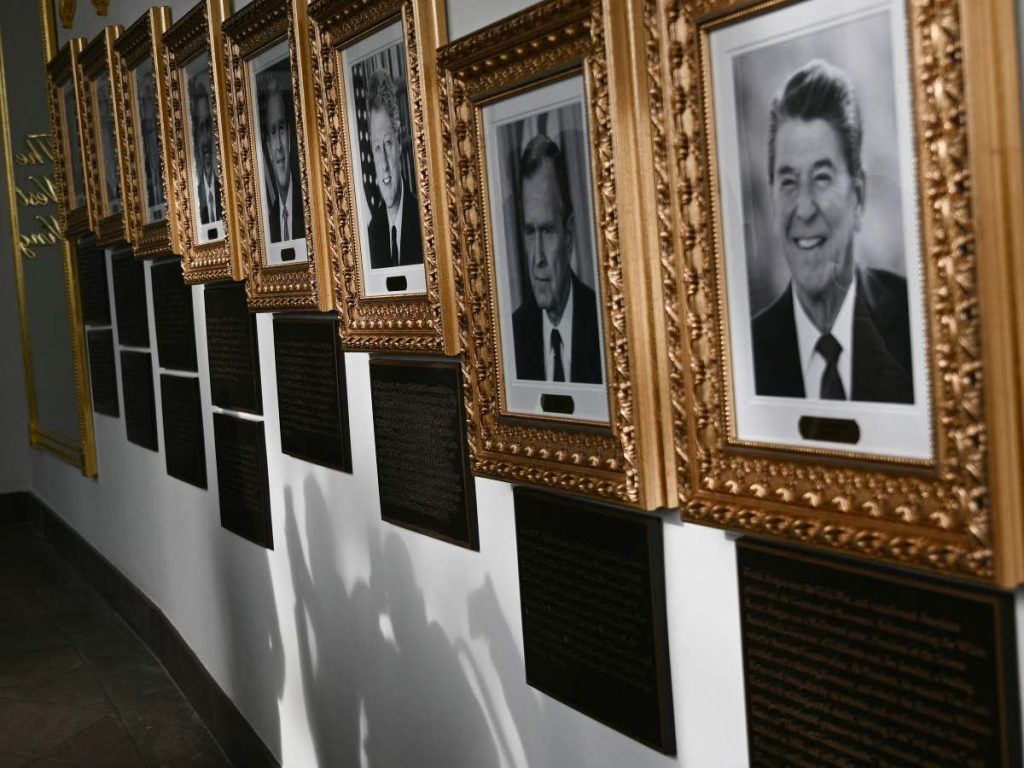 Los cambios no han sido acompañados por una comunicación formal de la administración, y se desconoce si las placas permanecerán de forma permanente o serán retiradas tras críticas.