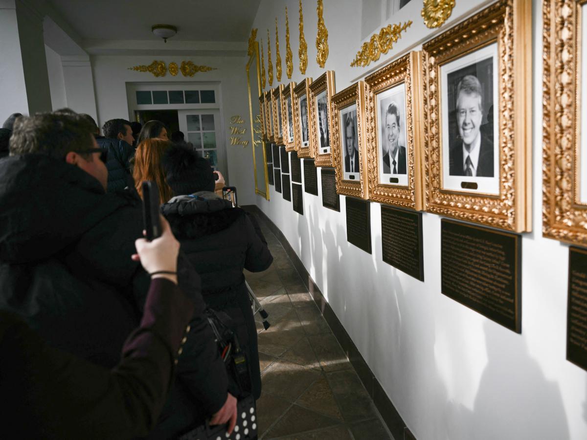 Trump instala placas en la Casa Blanca con ataques contra Biden y Obama