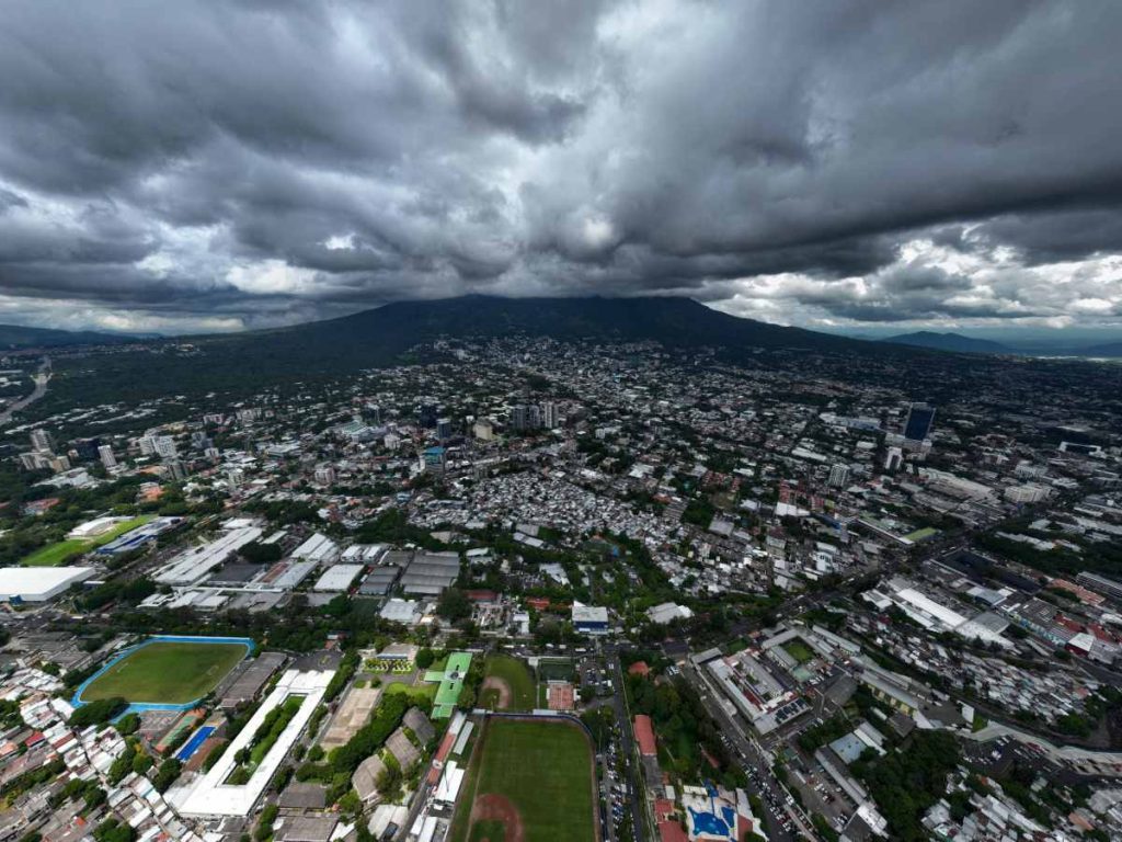 clima, lluvia, cielos nublados