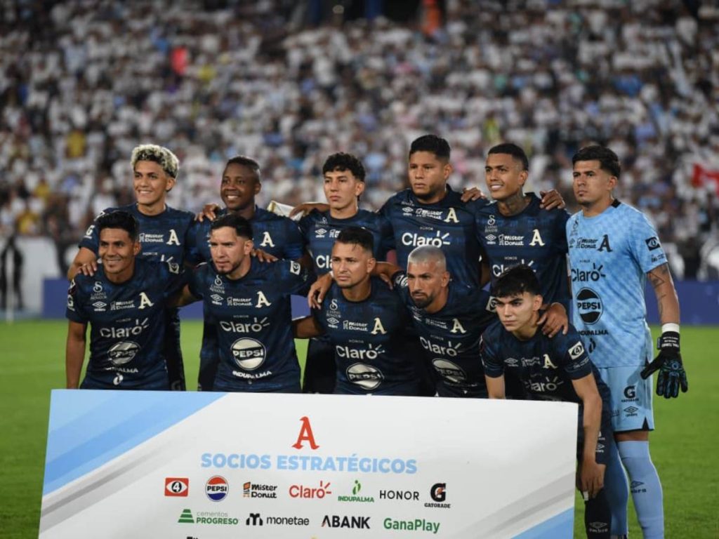 Once titular de Alianza F.C. posa previo al inicio de la final del Apertura 2025 en el estadio Mágico González, con la misión de conquistar el bicampeonato.
