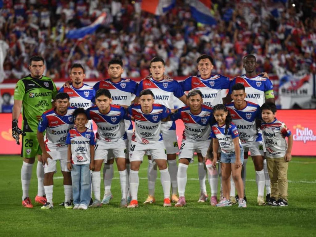 L.A. Firpo presenta su alineación inicial junto a niños acompañantes antes de disputar la final del Apertura 2025, en busca de su corona número 11.