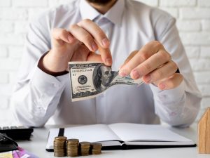 La solidez financiera y la expansión regional de CAF fortalecen el apoyo a El Salvador en áreas clave como movilidad sostenible, energía, agua e inclusión social.