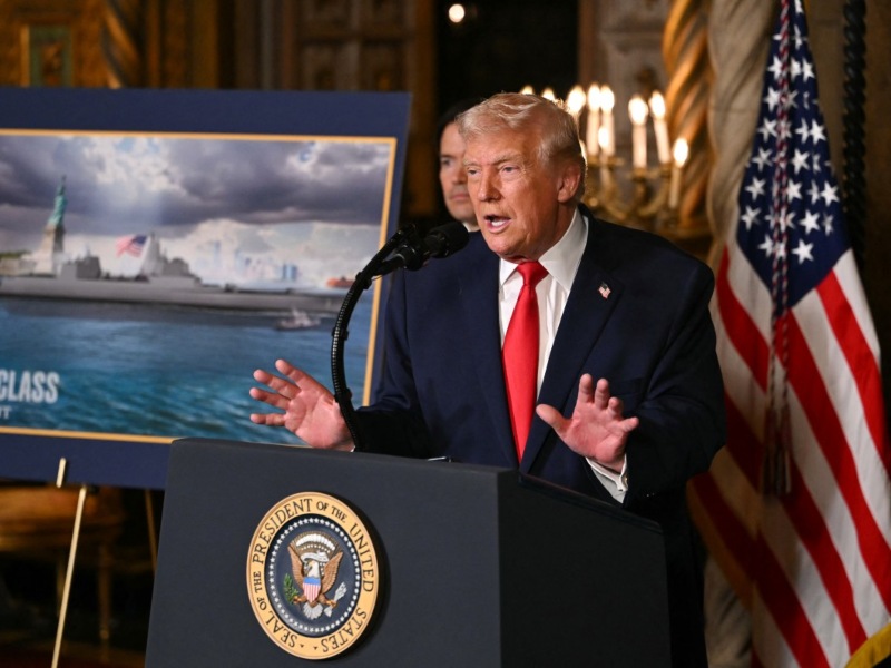 Donald Trump, presidente de Estados Unidos, brinda declaraciones a los medios en Mar-A-Lago, Florida. / Foto AFP