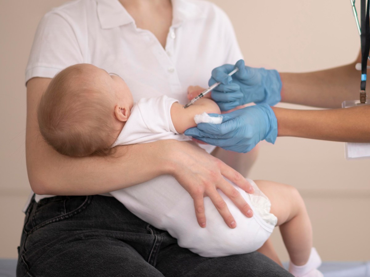 En caso de que la madre haya dado negativo, el comité asesor recomienda a los padres consultar con un médico para determinar "si desean vacunar al bebé" y cuándo.