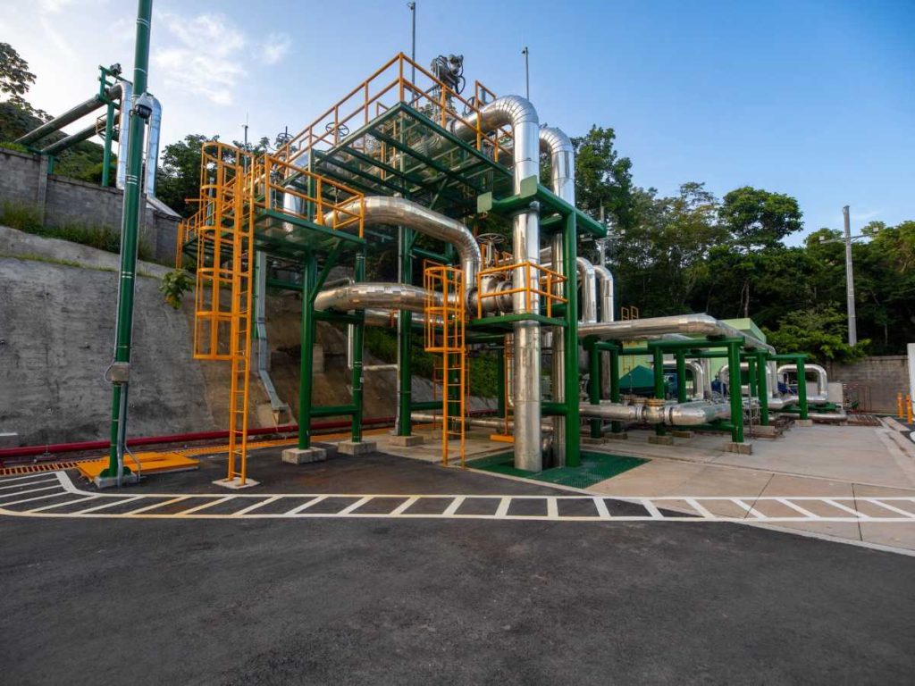 Infraestructura de la Planta de Ciclo Binario Berlín 2, tecnología que aprovecha el calor residual para convertirlo en electricidad de forma eficiente y ambientalmente responsable, reforzando el sistema eléctrico nacional.